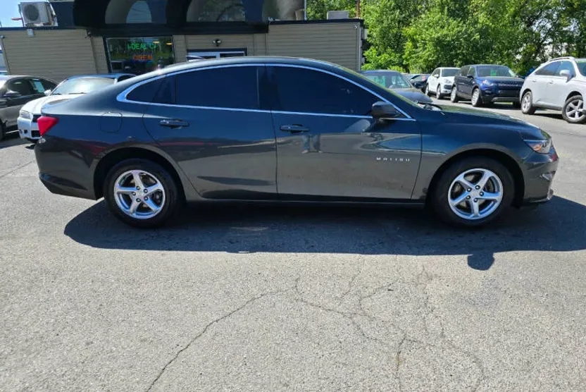 2018 Chevrolet Malibu LS photo 1