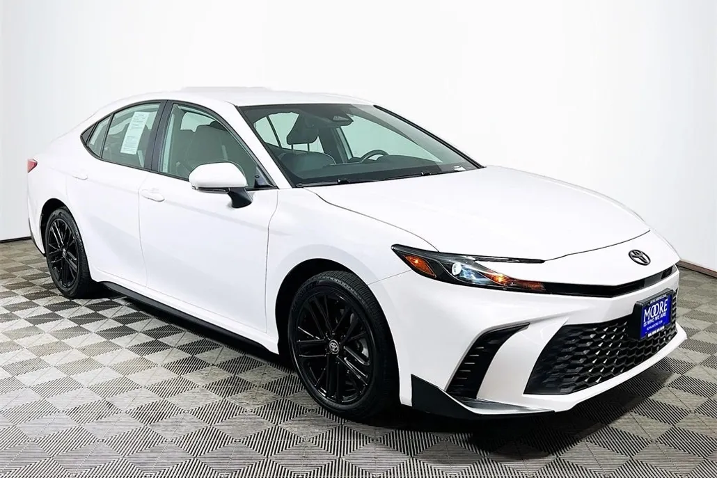 2025 Toyota Camry SE photo 1