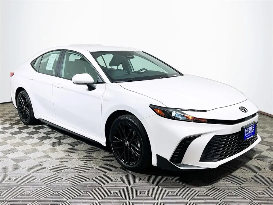 2025 Toyota Camry SE photo 1