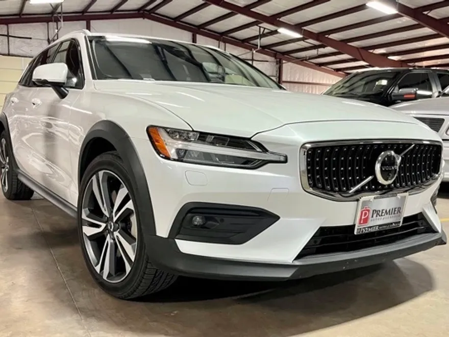 2024 Volvo V60 Cross Country B5 Plus photo 1