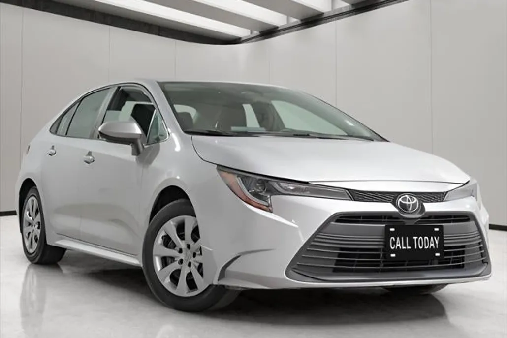 2023 Toyota Corolla LE photo 1