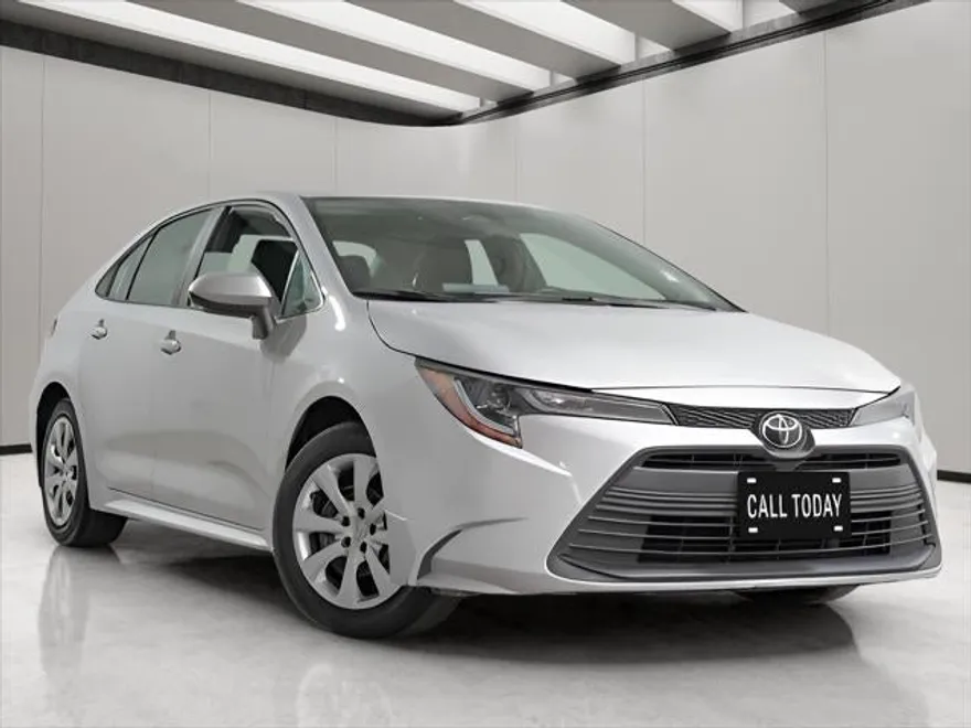 2023 Toyota Corolla LE photo 1