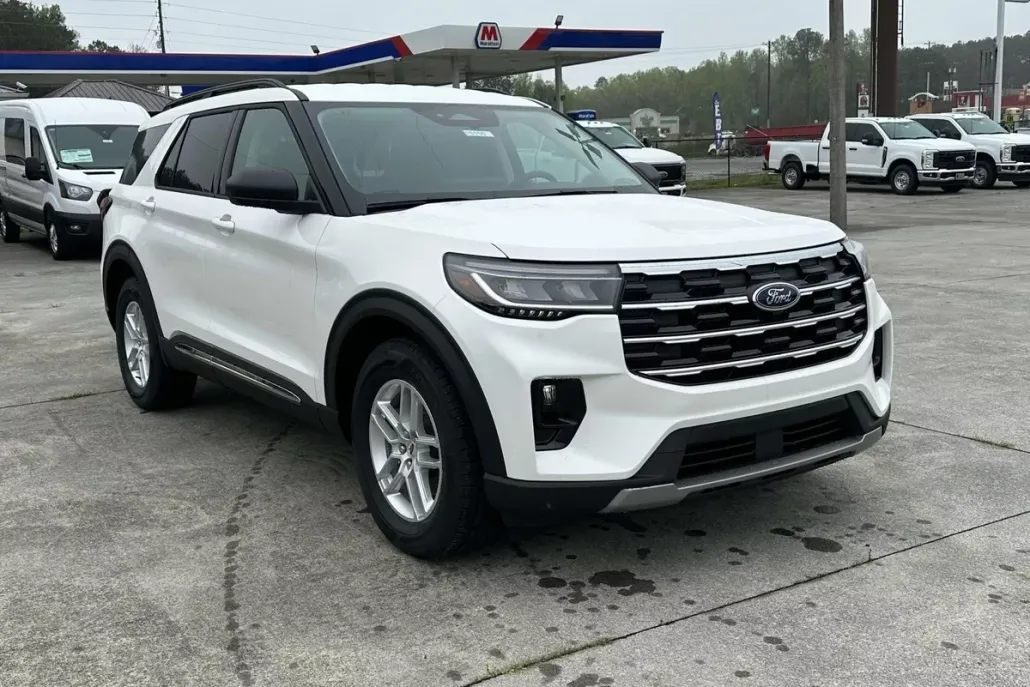 2025 Ford Explorer photo 1