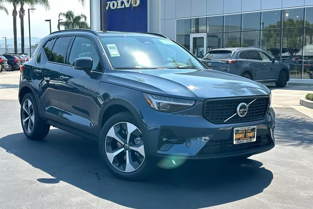 2026 Volvo XC40 Plus photo 1