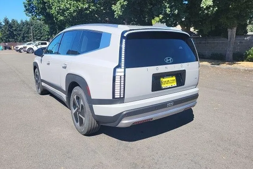 2026 Hyundai Ioniq SE photo 1