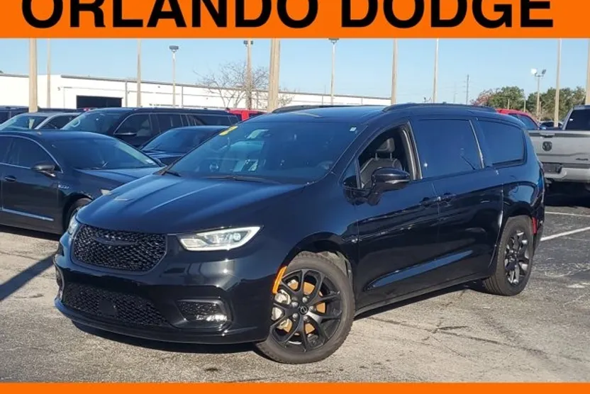 2022 Chrysler Pacifica Touring L photo 1