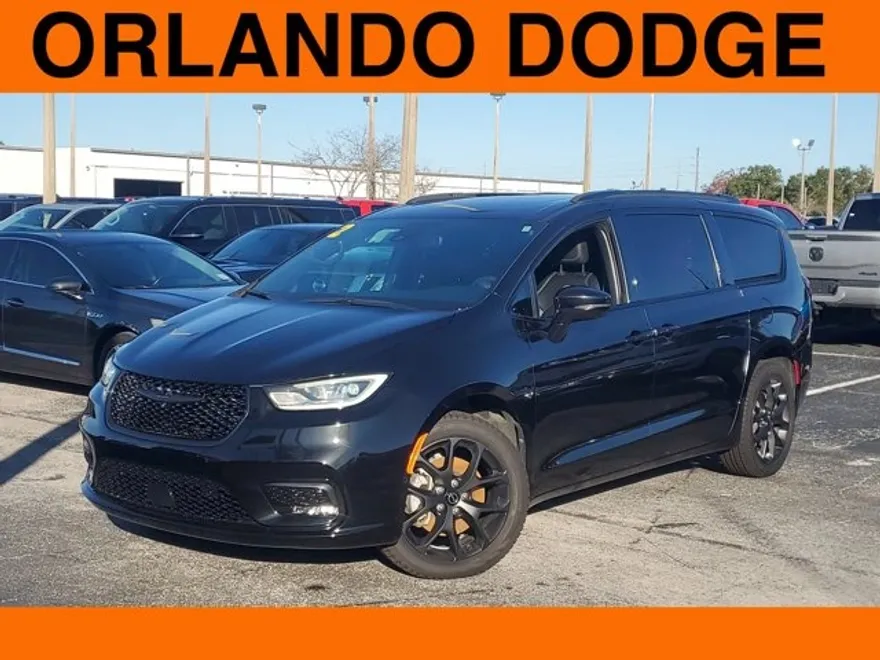 2022 Chrysler Pacifica Touring L photo 1