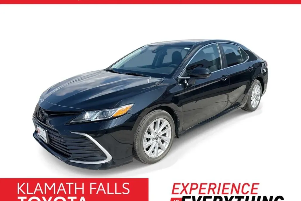 2023 Toyota Camry LE photo 1