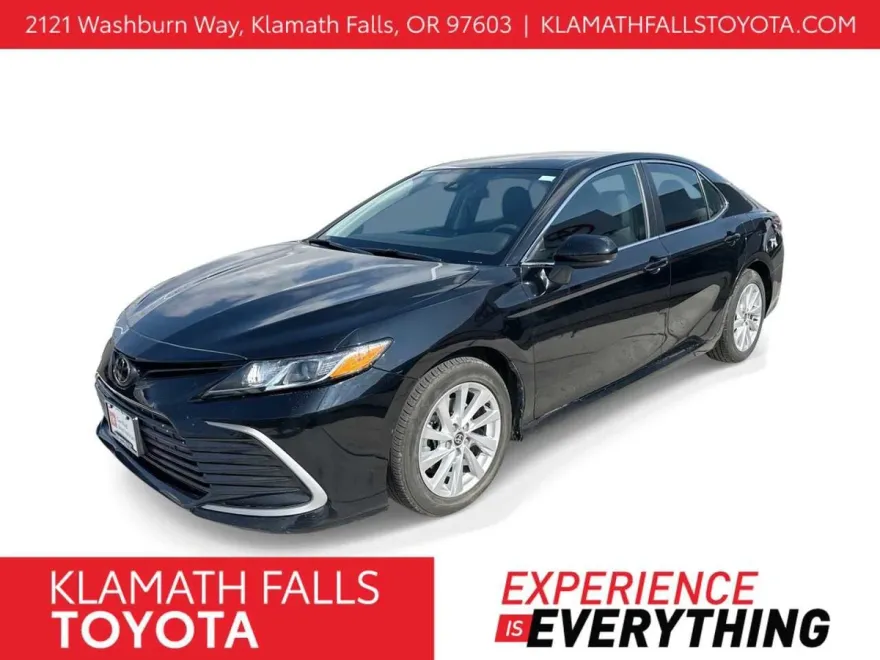 2023 Toyota Camry LE photo 1