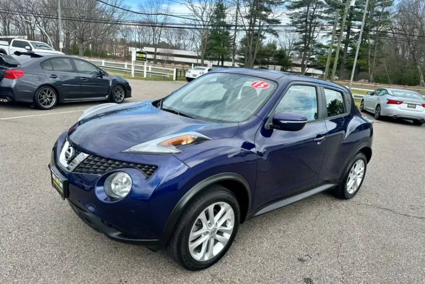 2015 Nissan Juke SV photo 1