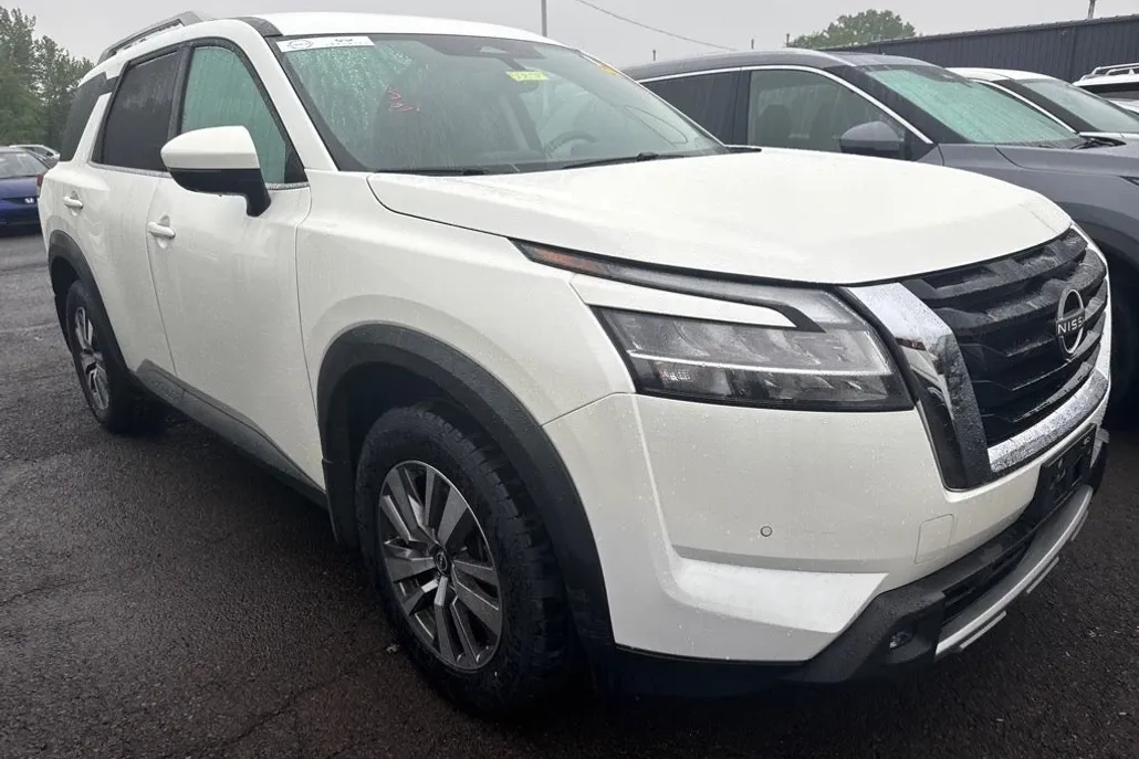 2022 Nissan Pathfinder SL photo 1