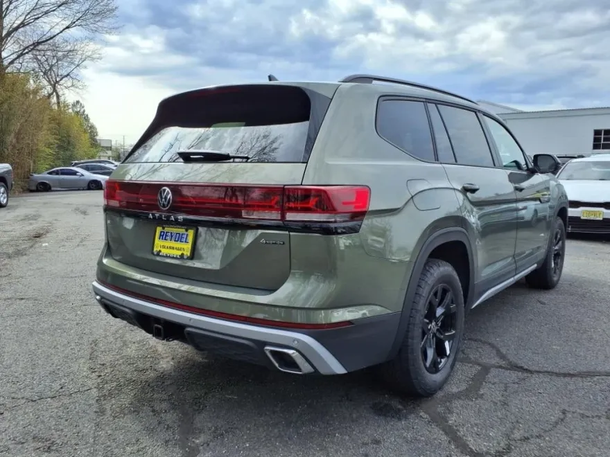 2025 Volkswagen Atlas Peak Edition SE photo 1