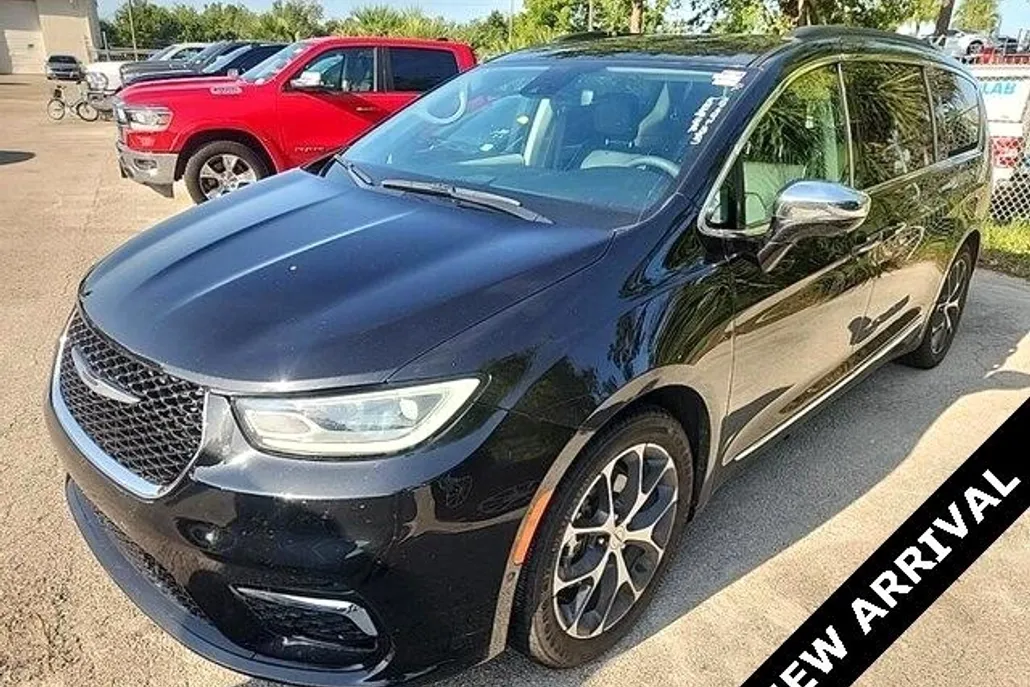2022 Chrysler Pacifica Limited photo 1