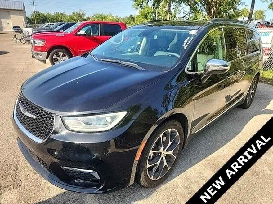 2022 Chrysler Pacifica Limited photo 1
