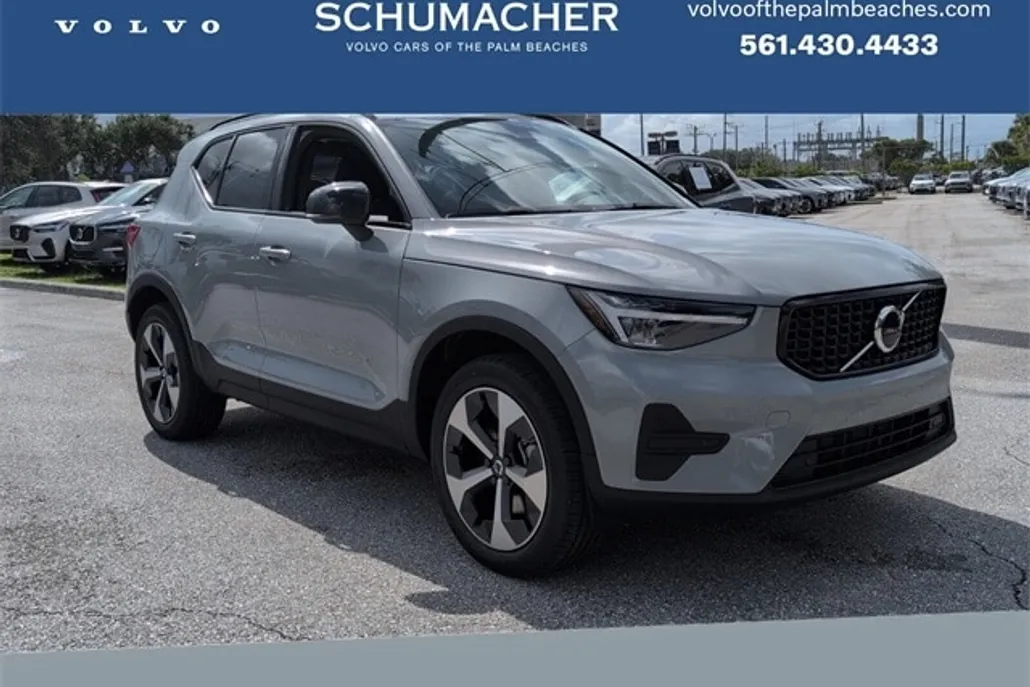 2026 Volvo XC40 Core photo 1