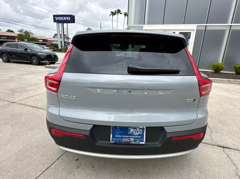 2025 Volvo XC40 Plus photo 4