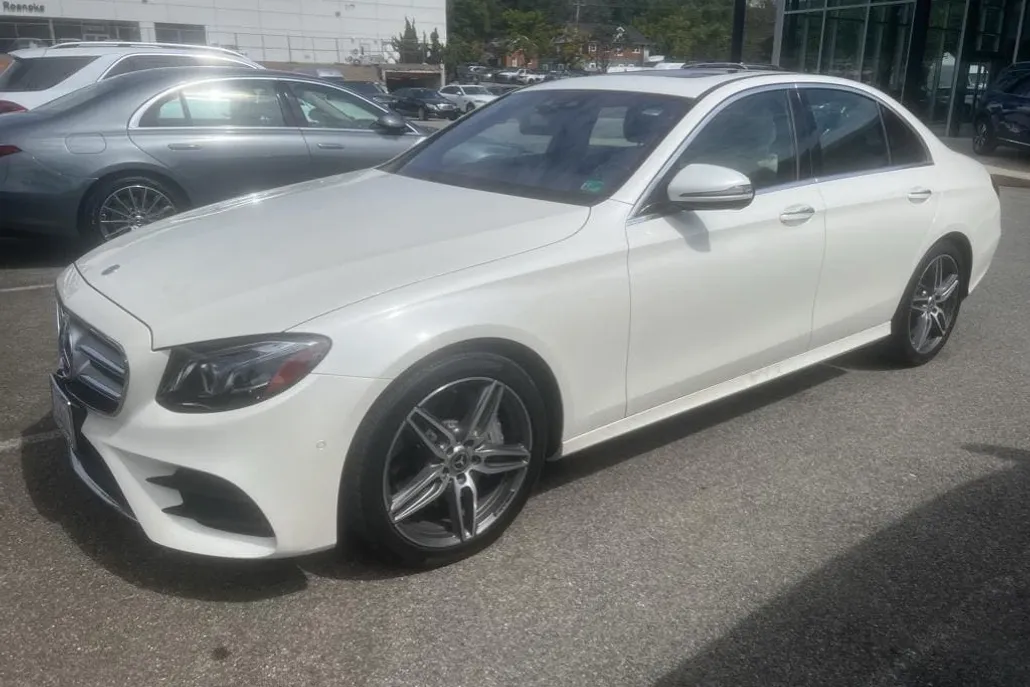 2018 Mercedes Benz E 300 4MATIC Sedan photo 1