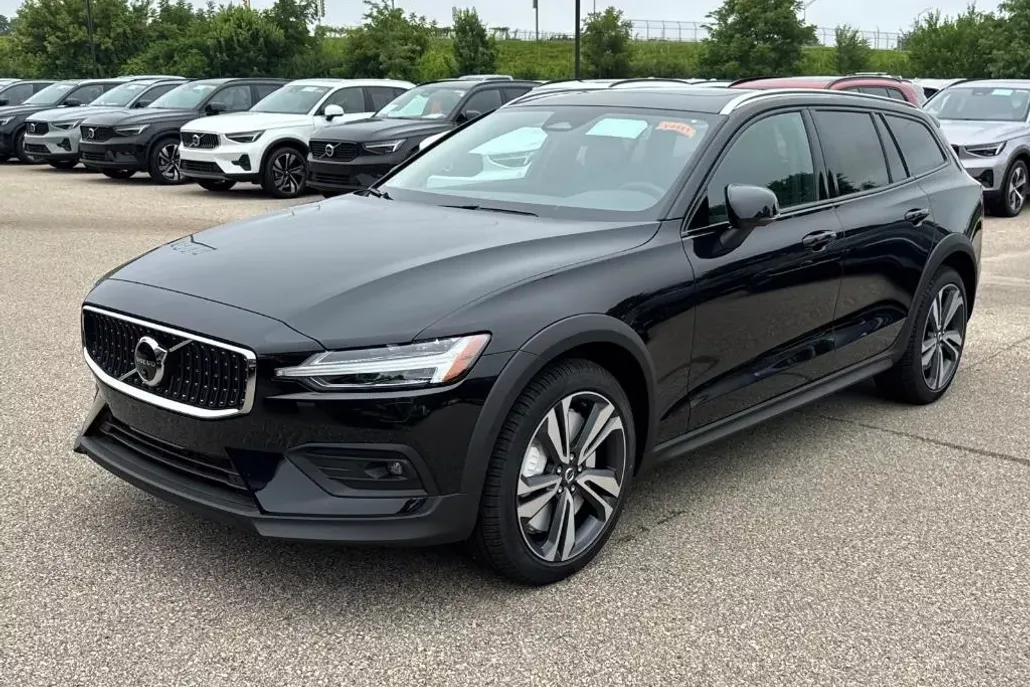 2026 Volvo V60 Cross Country B5 Plus photo 1