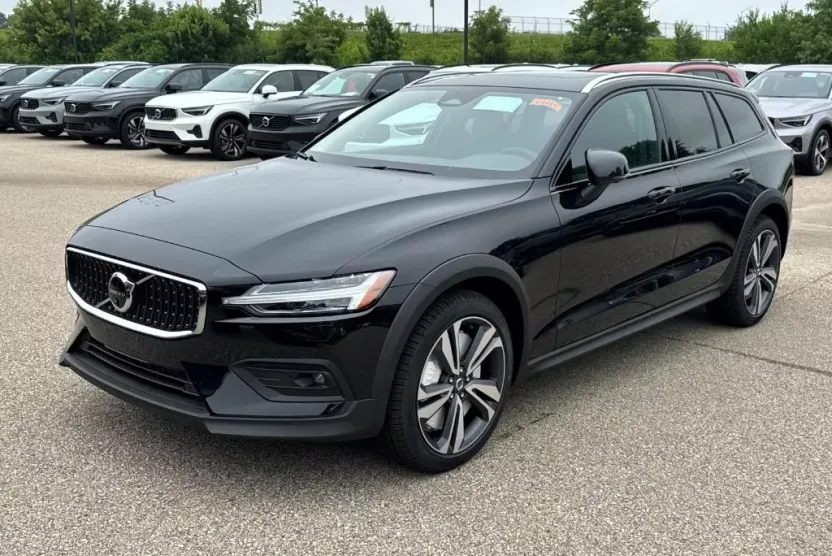 2026 Volvo V60 Cross Country B5 Plus photo 1