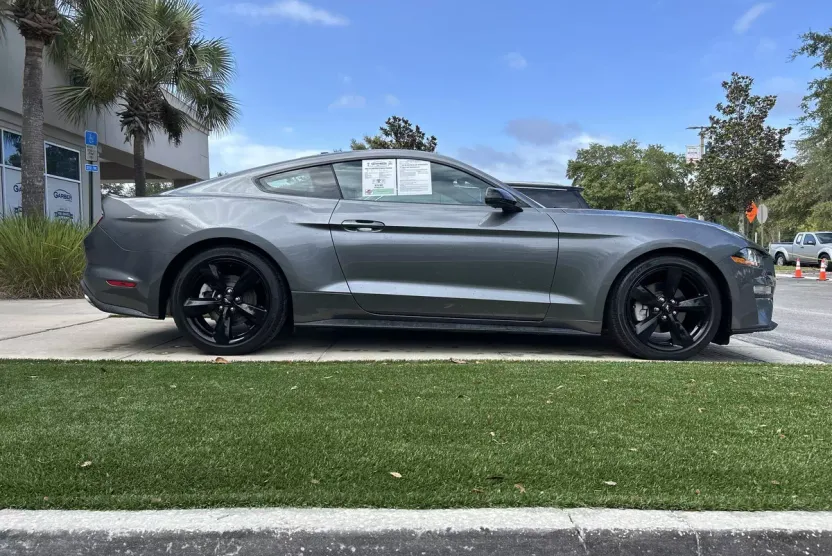 2022 Ford Mustang EcoBoost Premium photo 1
