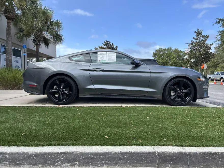 2022 Ford Mustang EcoBoost Premium photo 1