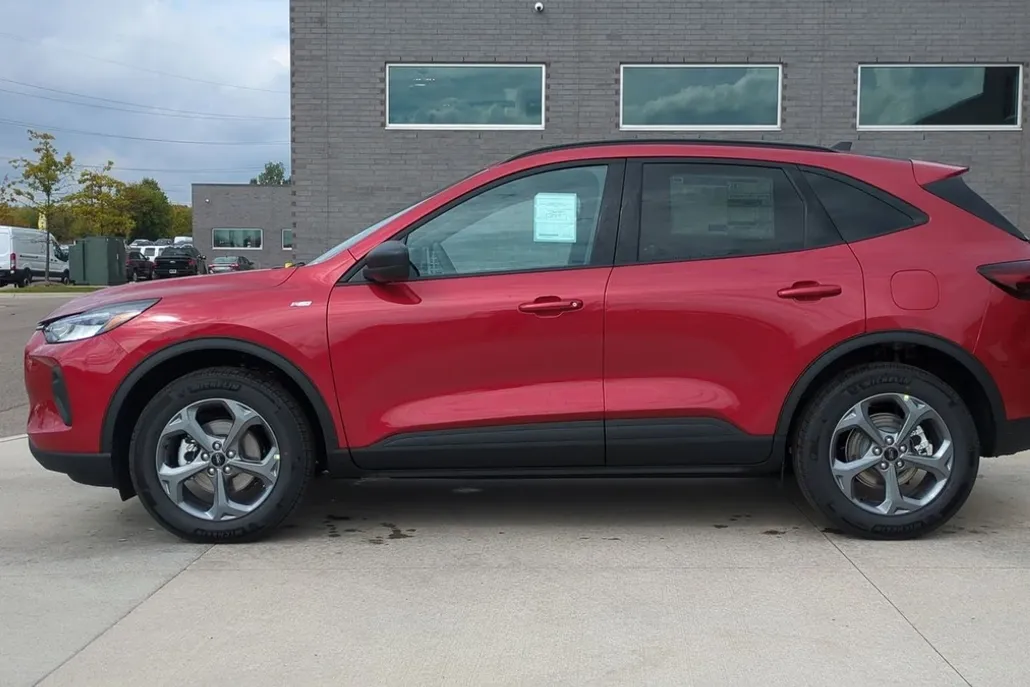 2025 Ford Escape ST-Line photo 1