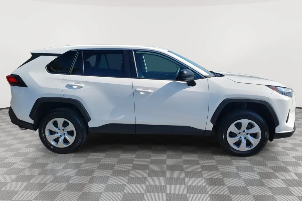 2024 Toyota RAV4 LE photo 1