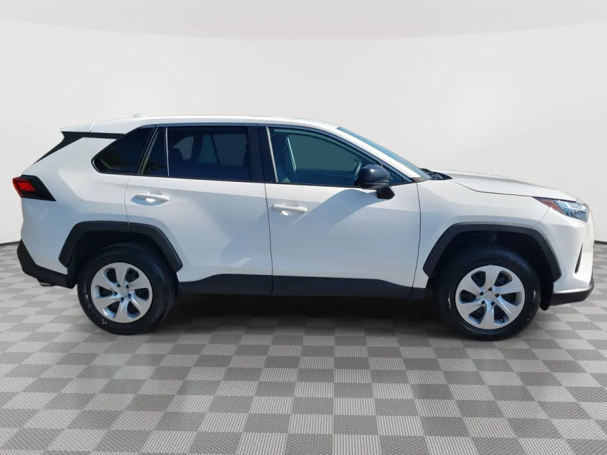 2024 Toyota RAV4 LE photo 1