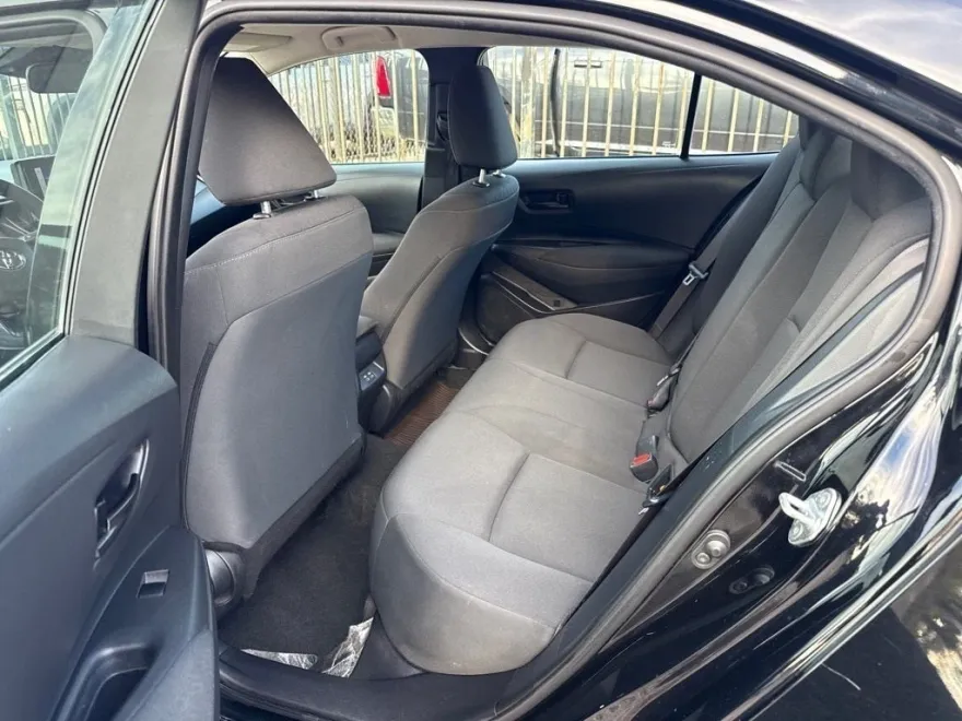 2023 Toyota Corolla LE photo 1