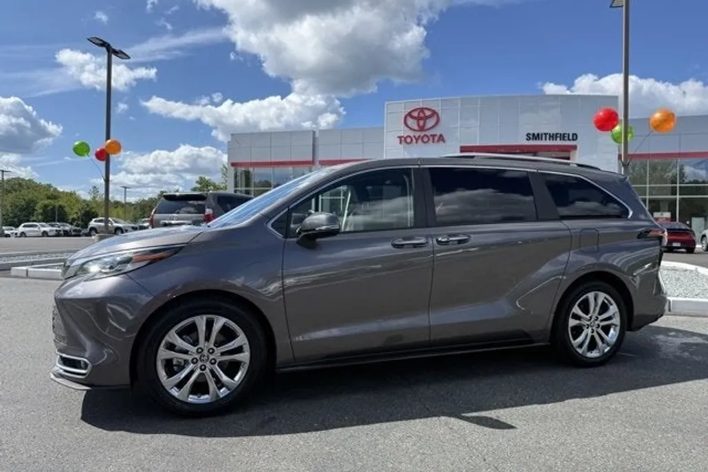 2023 Toyota Sienna Platinum photo 1