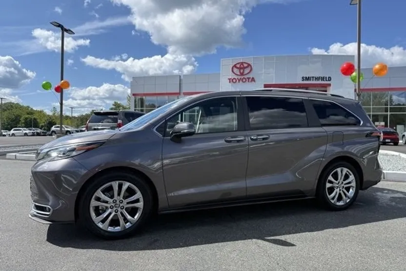 2023 Toyota Sienna Platinum photo 1