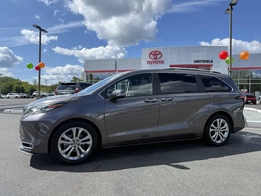 2023 Toyota Sienna Platinum photo 1
