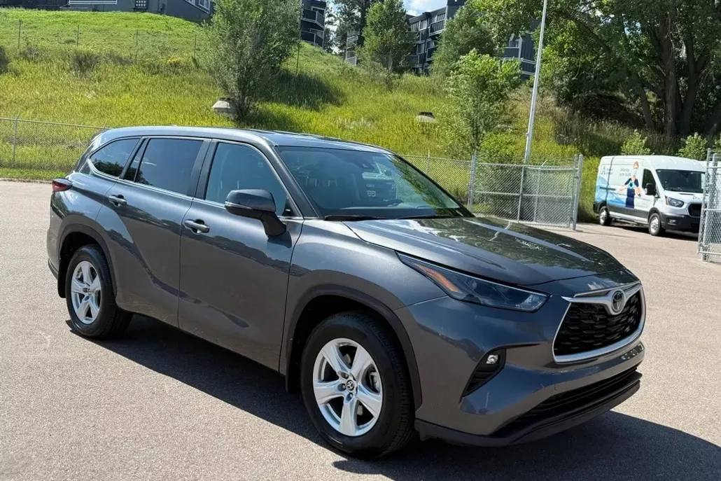 2024 Toyota Highlander LE photo 1