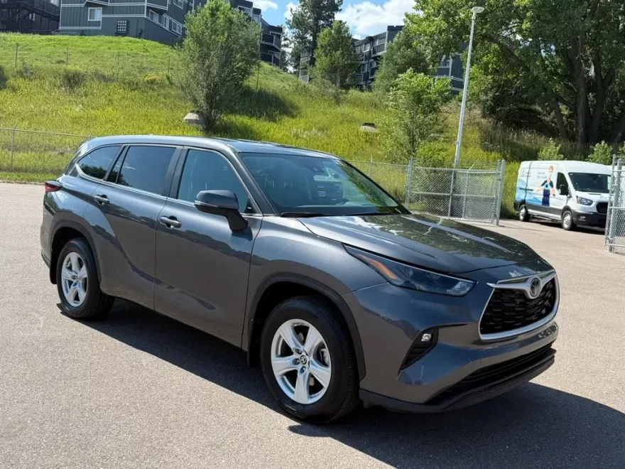2024 Toyota Highlander LE photo 1