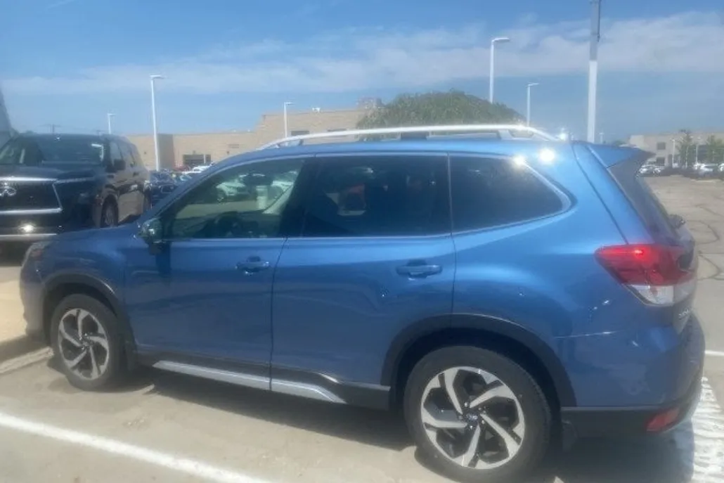 2022 Subaru Forester Touring photo 1