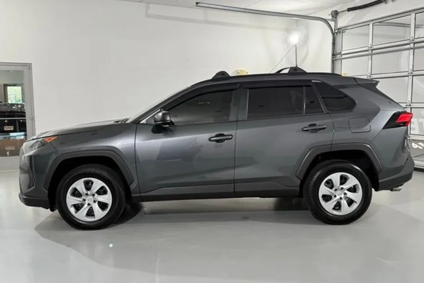 2019 Toyota RAV4 LE photo 1
