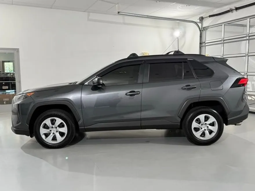 2019 Toyota RAV4 LE photo 1