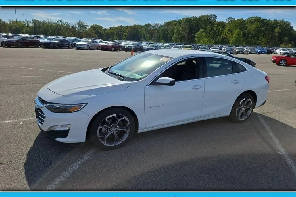 2024 Chevrolet Malibu 1LT photo 1