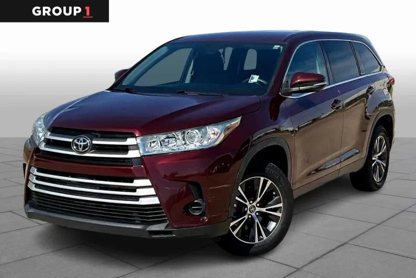 2019 Toyota Highlander LE photo 1