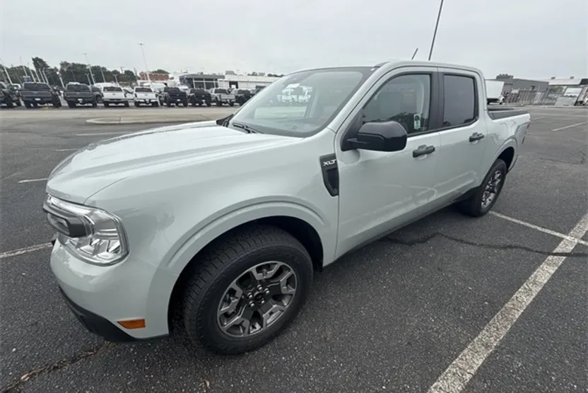 2024 Ford Maverick XLT photo 1
