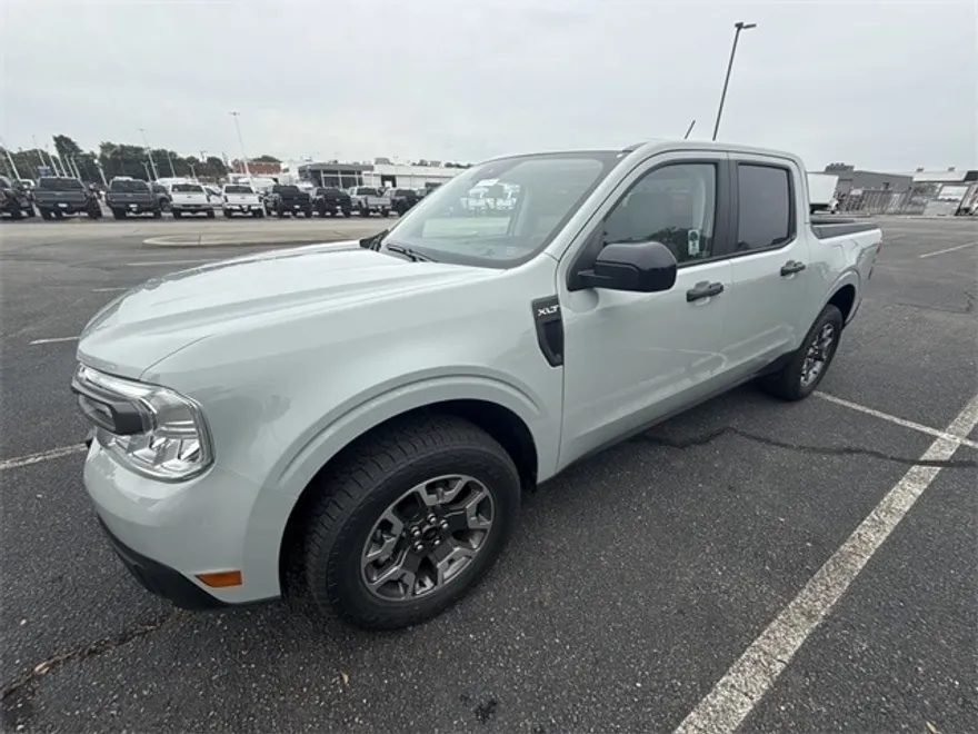 2024 Ford Maverick XLT photo 1