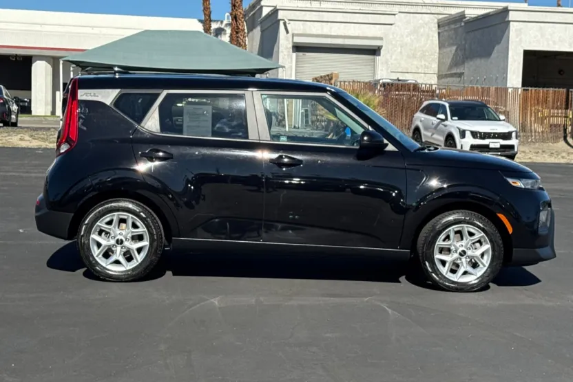 2022 Kia Soul LX photo 1
