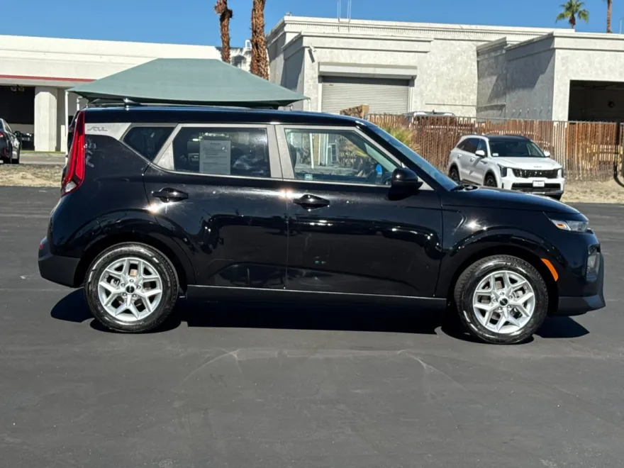 2022 Kia Soul LX photo 1