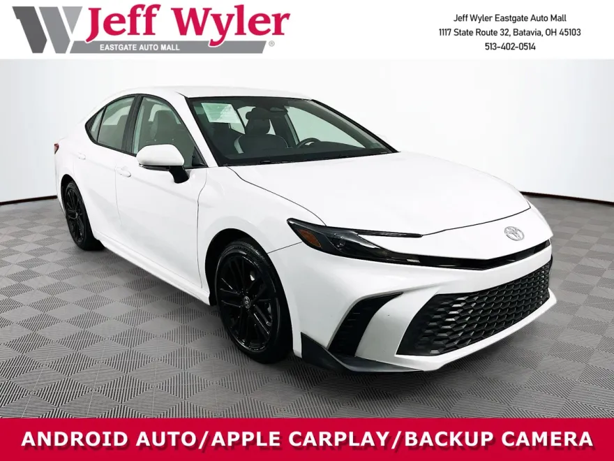 2025 Toyota Camry SE Hybrid photo 1
