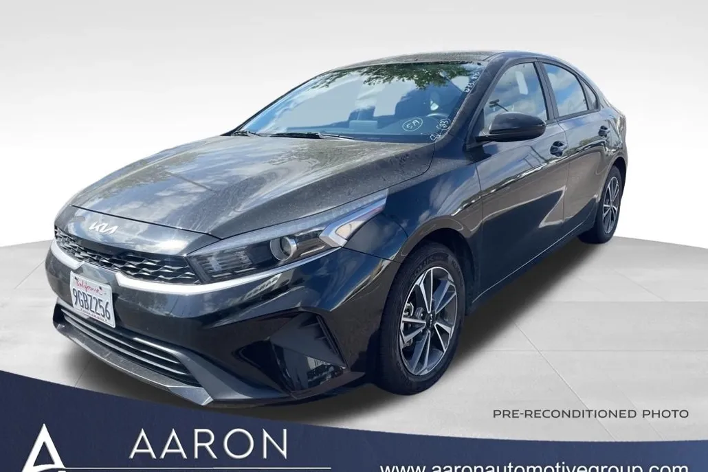 2023 Kia Forte LXS photo 1