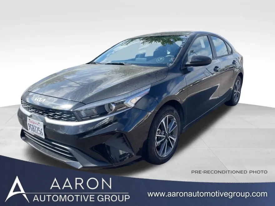 2023 Kia Forte LXS photo 1
