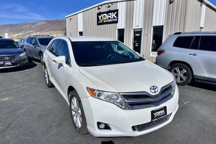 2014 Toyota Venza LE photo 1