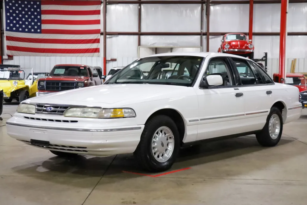 1997 Ford Crown Victoria LX photo 1