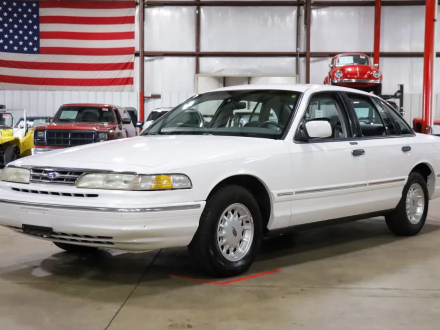1997 Ford Crown Victoria LX photo 1