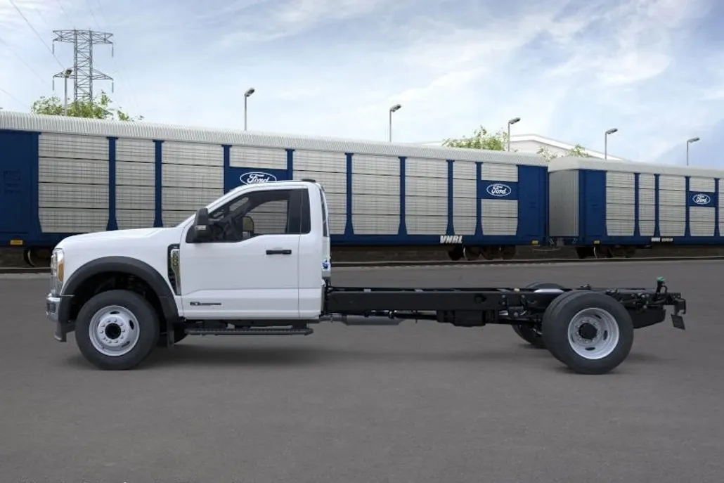 2025 Ford F-600 photo 1